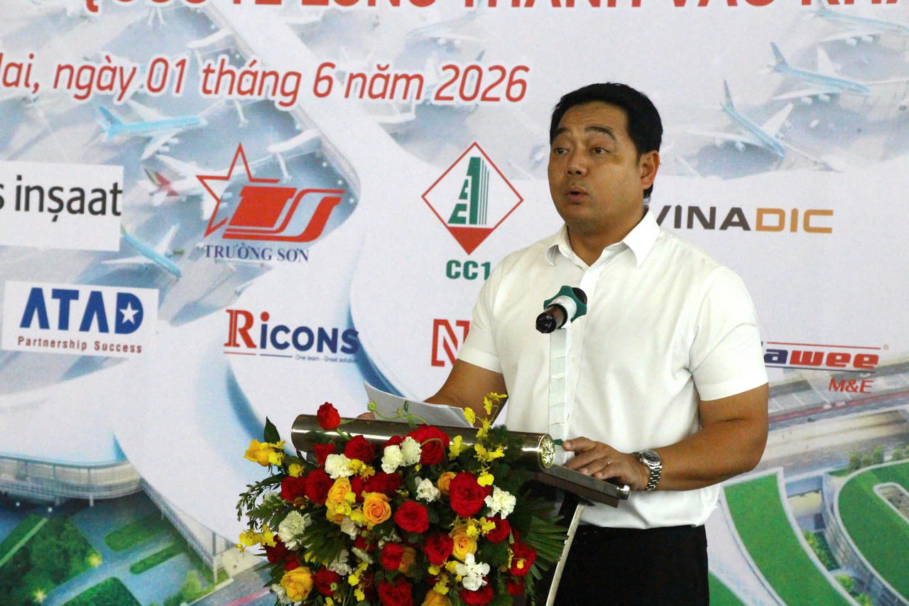 Ông Vũ Phạm Nguyên An - Giám đốc Ban Quản lý dự án sân bay Long Thành phát biểu tại lễ ra quân “180 ngày đêm” tăng tốc hoàn thành dự án chiều 1/6.