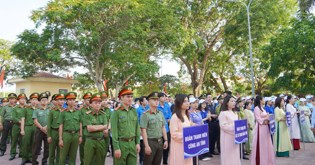 Đông đảo cán bộ, chiến sĩ, đoàn viên, thanh niên và người dân tham gia lễ mít tinh hưởng ứng Tháng Hành động vì môi trường năm 2026 tại Quảng Trị.