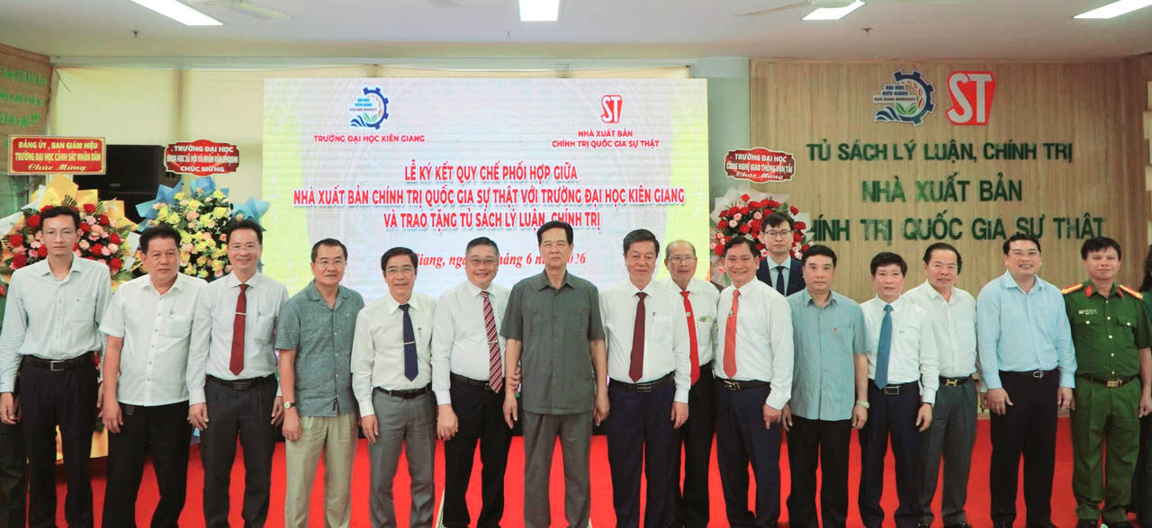 Các đại biểu chụp ảnh lưu niệm