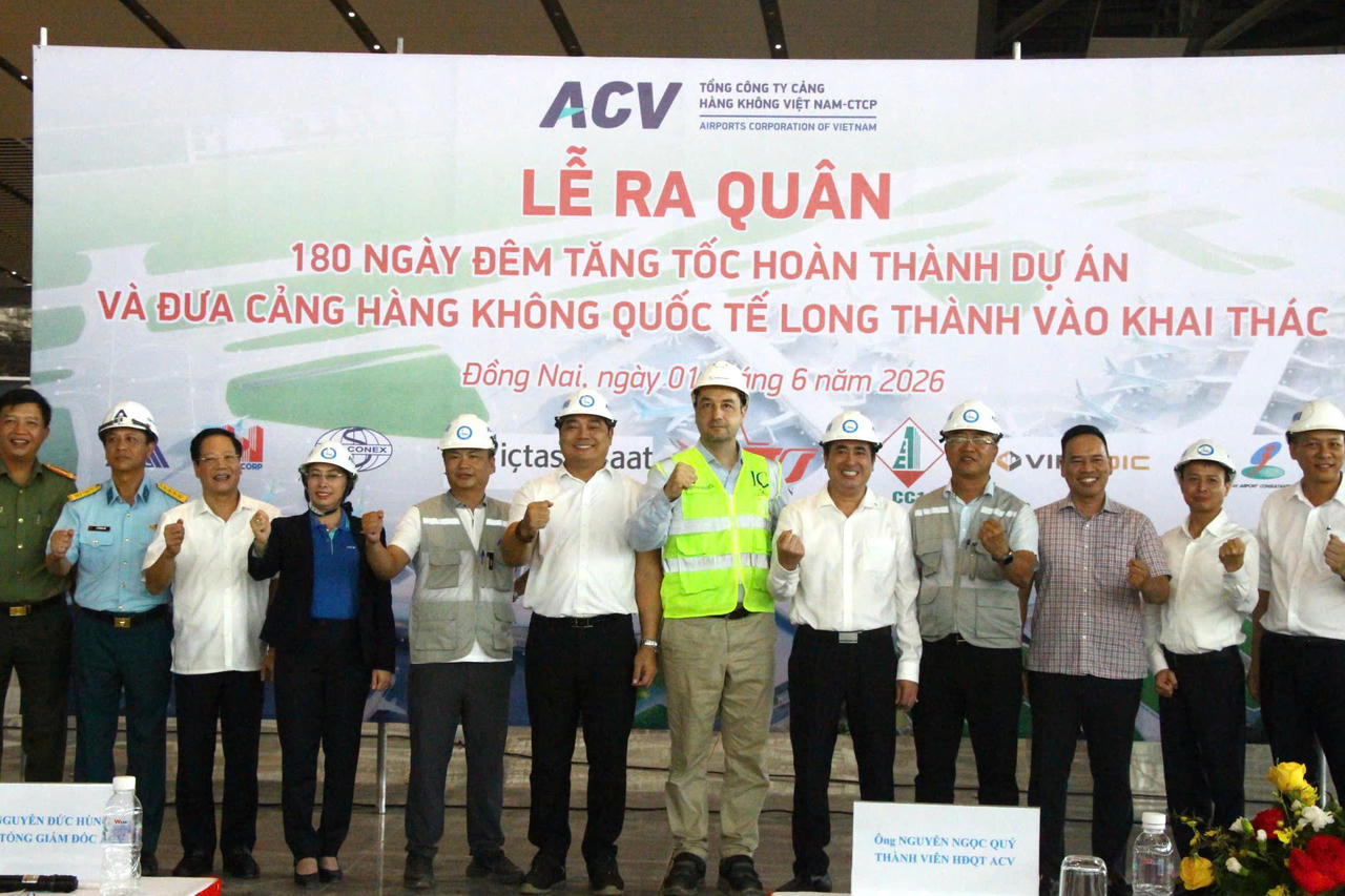 Lãnh đạo ACV cùng các đơn vị liên quan thể hiện quyết tâm tại lễ phát động thi đua “180 ngày đêm” tăng tốc hoàn thành, đưa sân bay Long Thành vào khai thác.