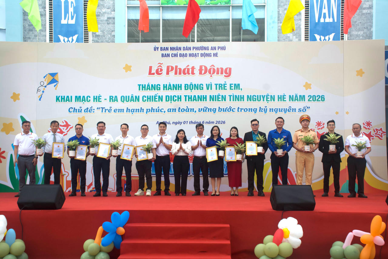 Ban tổ chức trao thư tri ân đến các đơn vị đồng hành và mạnh thường quân.