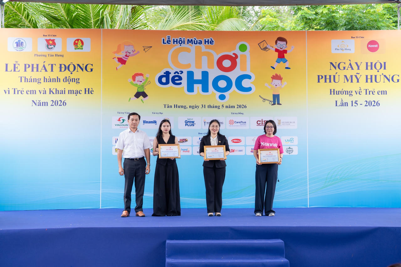 Bà Lê Thị Trâm Anh, Trưởng Bộ phận Truyền thông Marketing Vinamilk (thứ 2 từ trái qua), nhận kỷ niệm chương của chương trình. Ảnh: Vi Nam