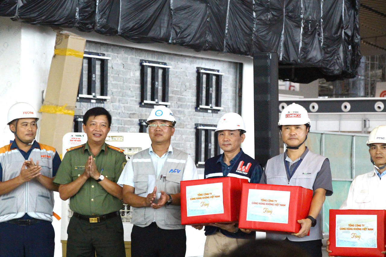 Lãnh đạo ACV tặng quà động viên các đơn vị thi công tại lễ phát động.