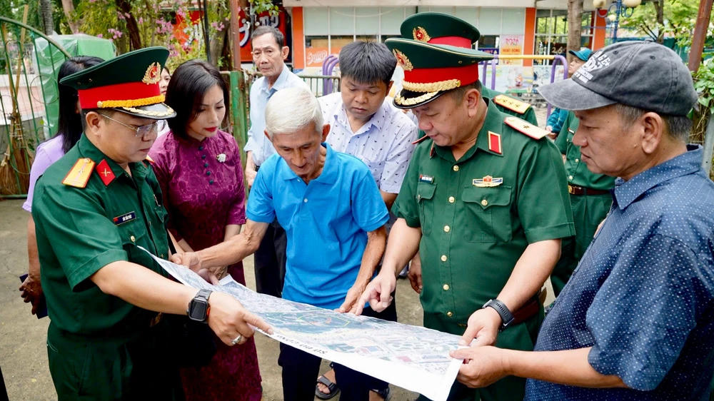 Nhiều nhân chứng từng sinh sống tại khu vực nghĩa địa Đô Thành cung cấp thông tin, hỗ trợ xác định vị trí nghi vấn. (Ảnh: Bộ Tư lệnh TP HCM).