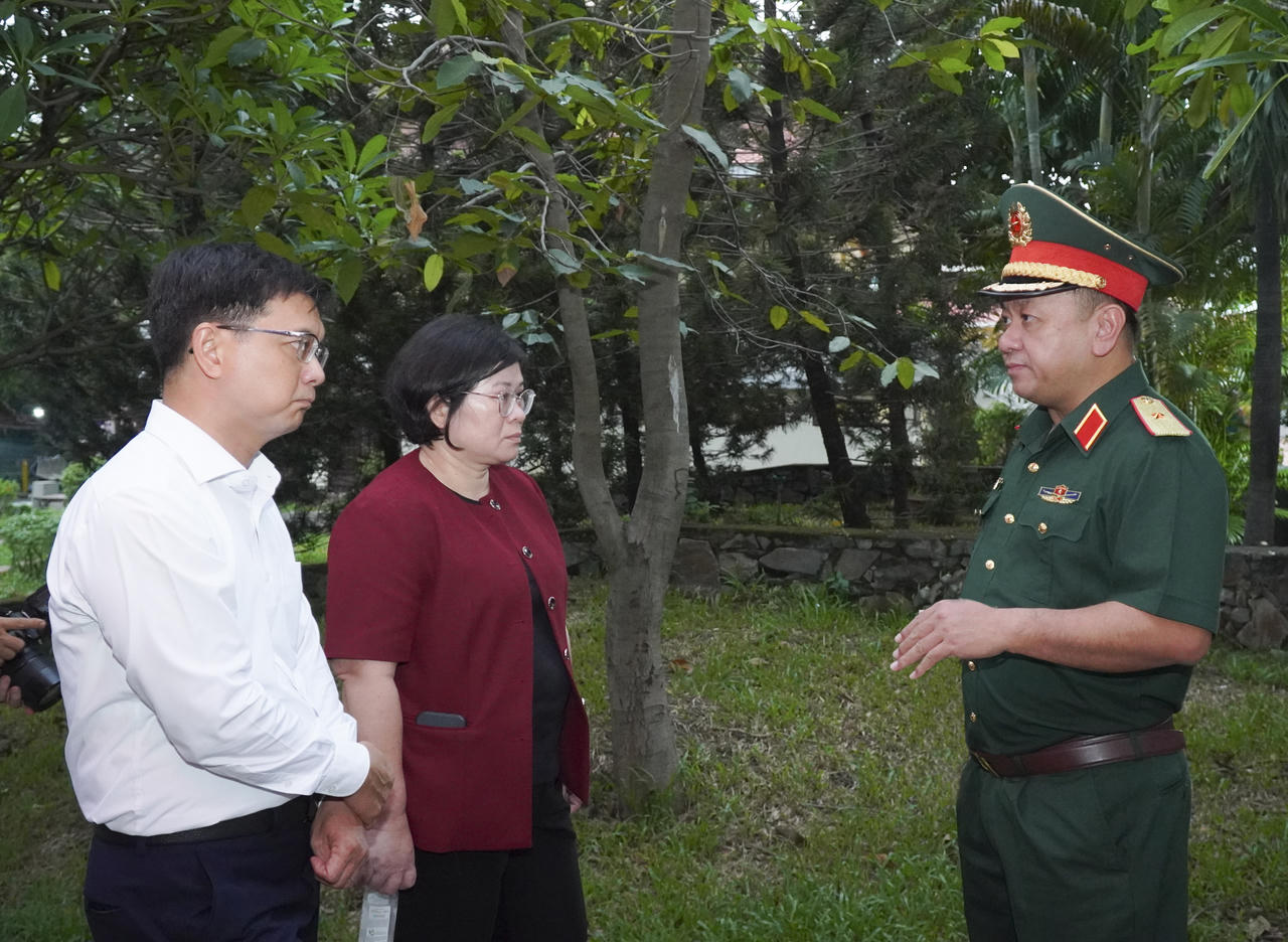 Bà Văn Thị Bạch Tuyết, Phó Bí thư Thành ủy TPHCM và ông Nguyễn Mạnh Cường, Phó Chủ tịch UBND TPHCM lắng nghe Thiếu tướng Nguyễn Thành Trung trình bày về các manh mối lịch sử mới được phát hiện. (Ảnh: Bộ Tư lệnh TP HCM)