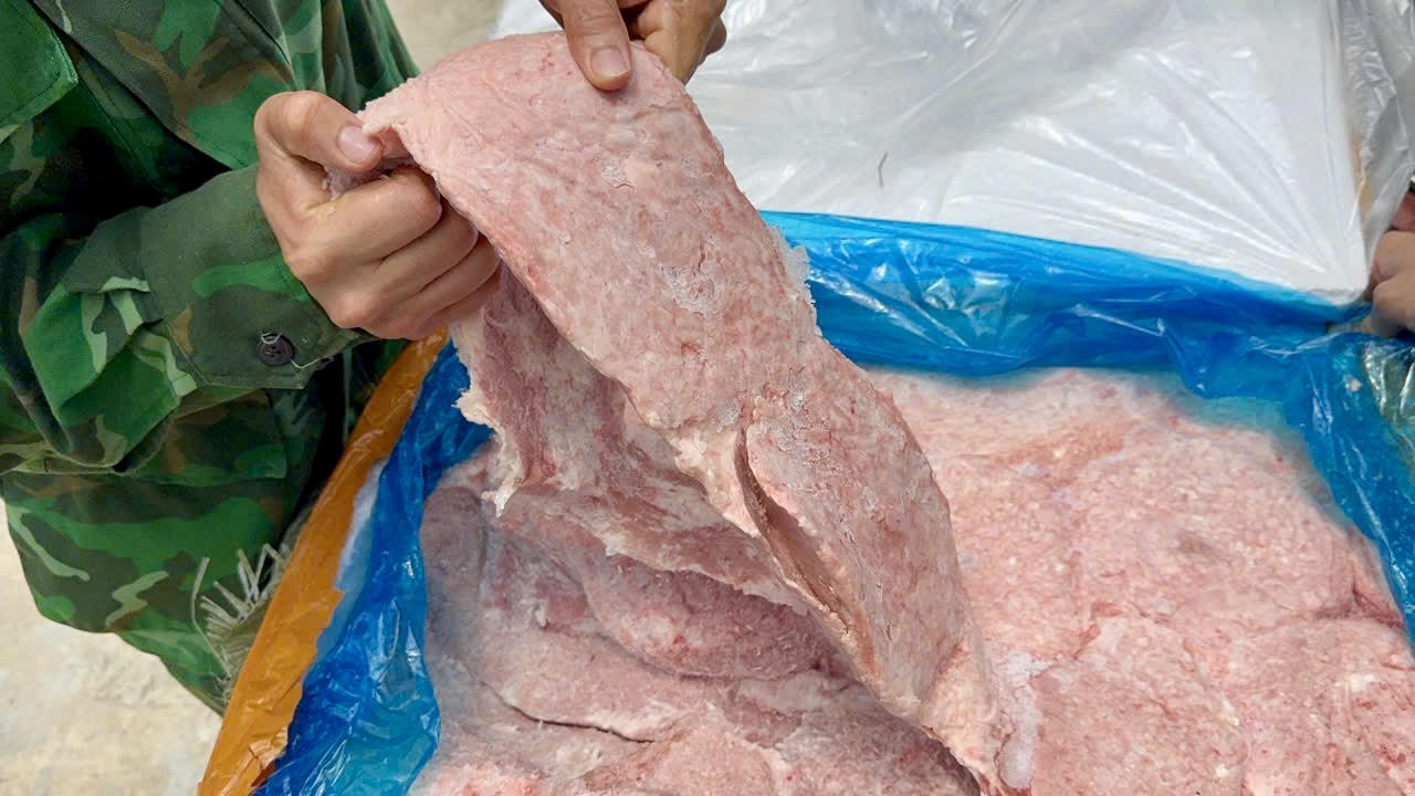 Số nầm lợn đông lạnh không rõ nguồn gốc bị lực lượng chức năng thu giữ. (Ảnh: BPCKCM)