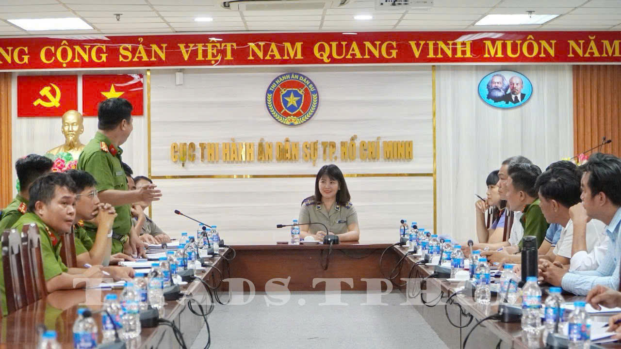 Chấp hành viên Lê Thị Hường chủ trì làm việc với các ngành chức năng