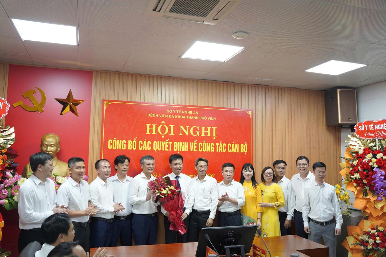 Tập thể lãnh đạo Bệnh viện Đa khoa thành phố Vinh chúc mừng tân giám đốc.