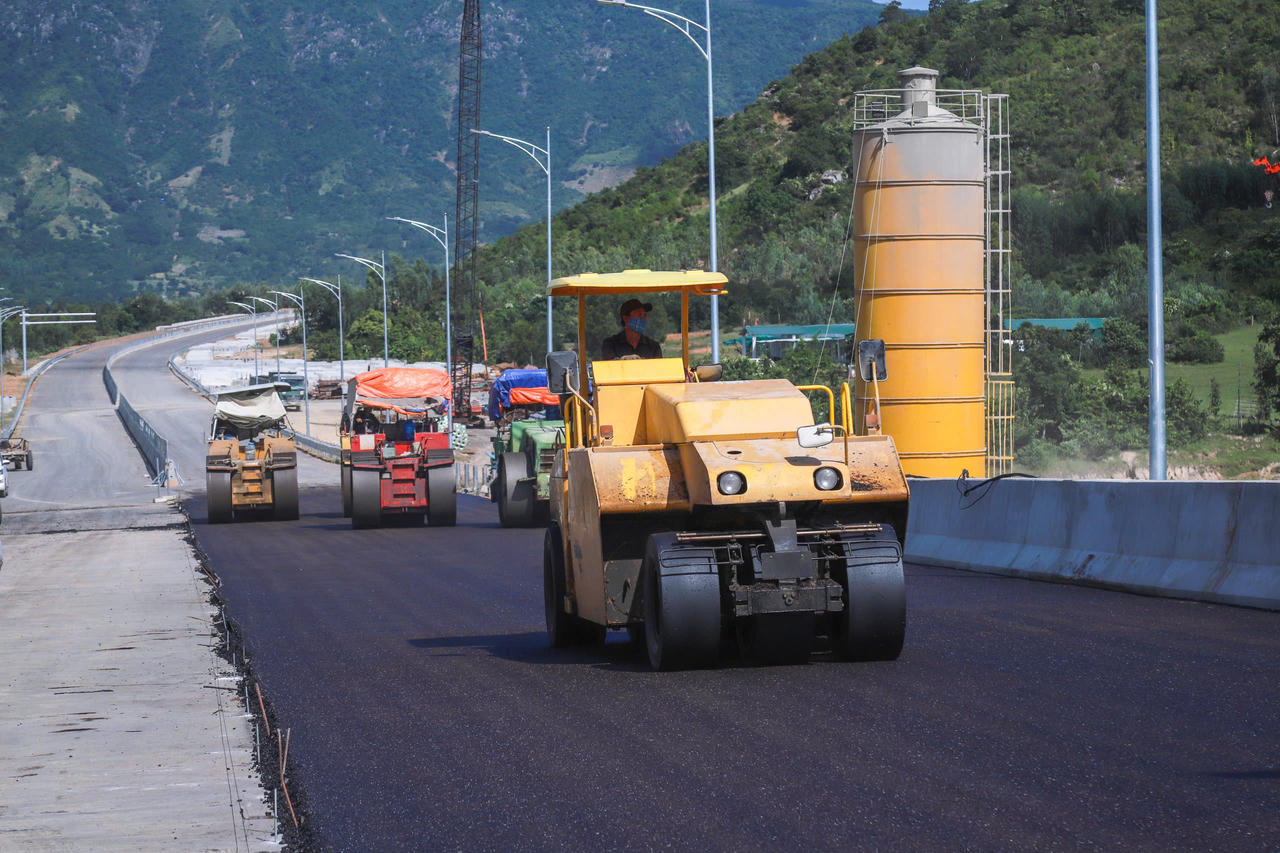 Tổng 194 còn ghi dấu tại nhiều công trình trọng điểm khác như: Cao tốc Dầu Giây – Phan Thiết, các dự án nâng cấp Quốc lộ 1A và nhiều tuyến đường tỉnh lộ quan trọng trên khắp cả nước.