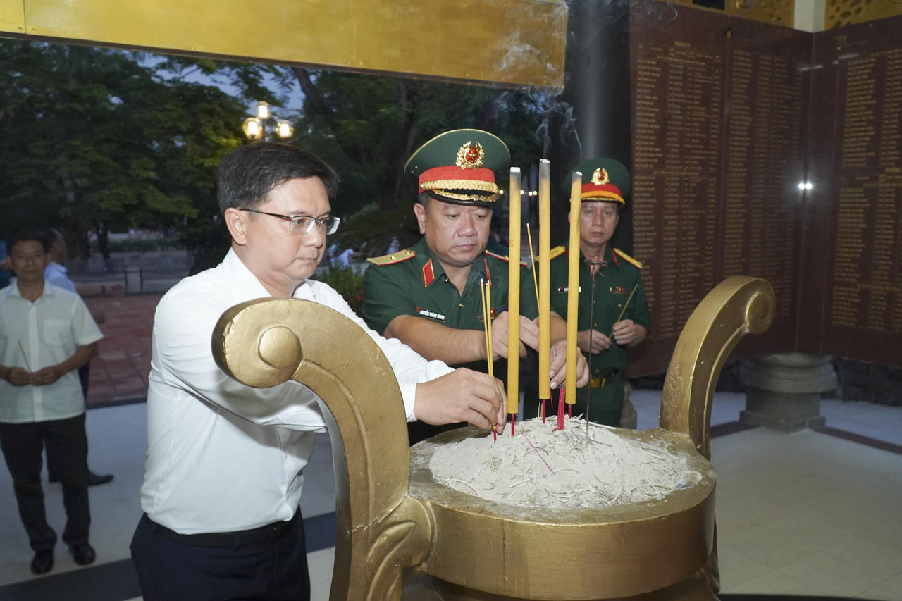 Thiếu tướng Nguyễn Thành Trung và đoàn công tác dâng hương các liệt sĩ đã hy sinh vì độc lập dân tộc. (Ảnh: Bộ Tư lệnh TP HCM)
