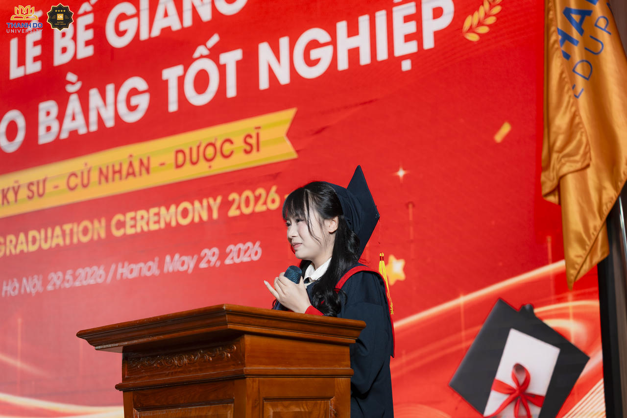 Trần Thủy Tiên - sinh viên ngành Ngôn ngữ Anh phát biểu trong Lễ bế giảng và Trao bằng tốt nghiệp 