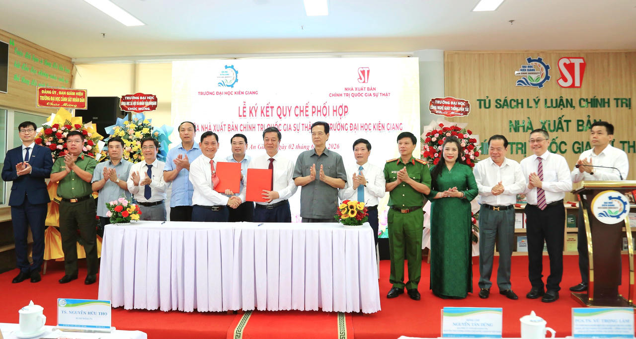 Trường Đại học Kiên Giang ký kết hợp tác với Nhà xuất bản Chính trị quốc gia Sự thật