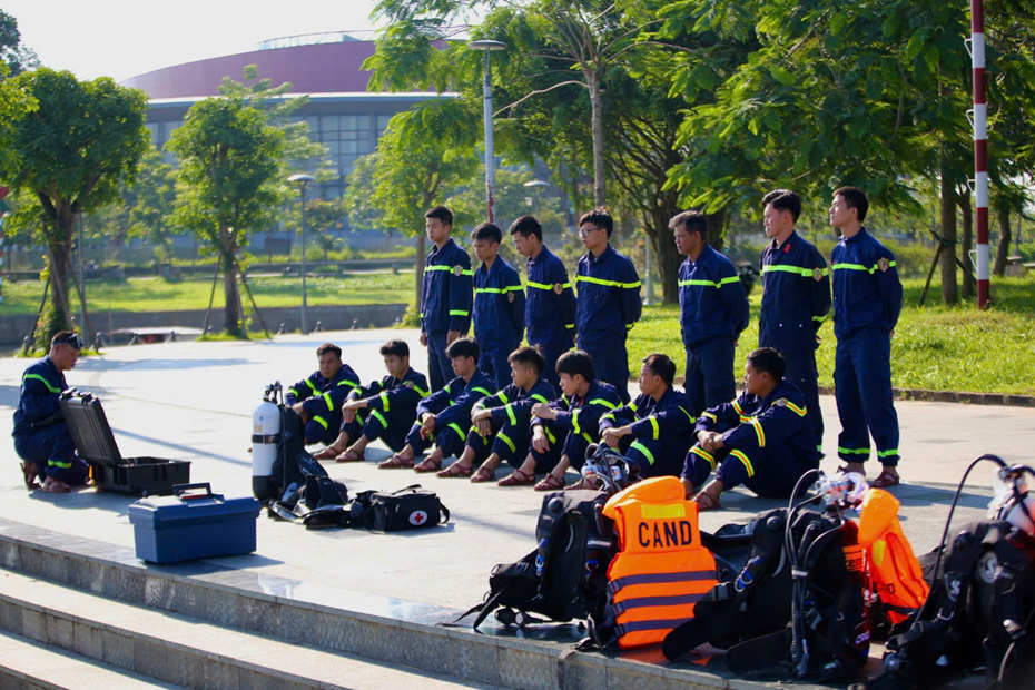 Cán bộ, chiến sĩ tham gia huấn luyện thường xuyên.