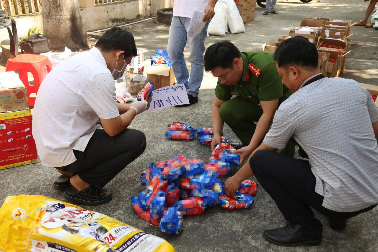 Công an TP Hồ Chí Minh phối hợp cùng lực lượng chức năng kiểm tra, triệt phá đường dây sản xuất, buôn bán hàng tiêu dùng giả quy mô lớn trên địa bàn.