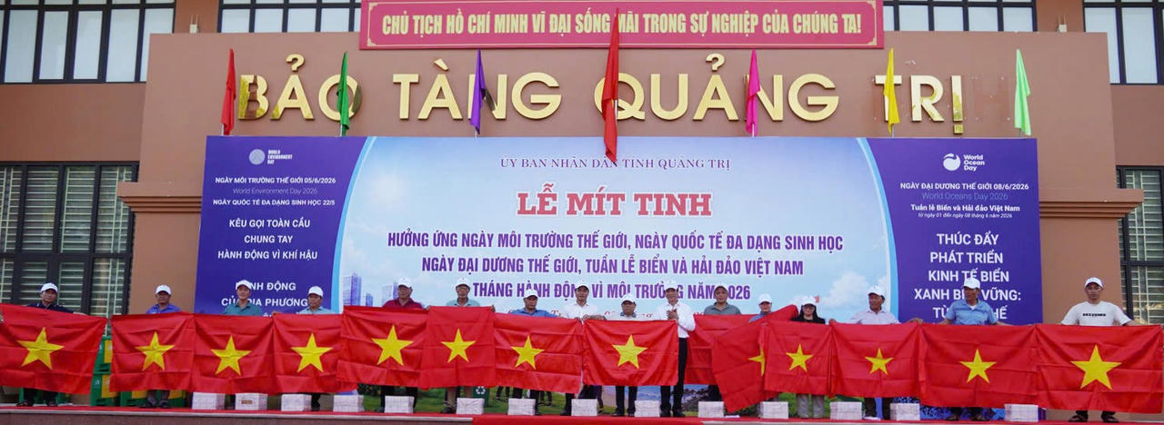 Ban Tổ chức trao cờ Tổ quốc cho ngư dân tại lễ mít tinh hưởng ứng Ngày Môi trường thế giới năm 2026.