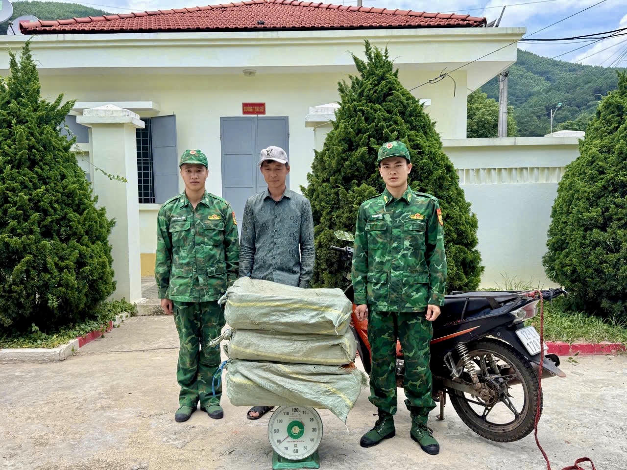 Thu giữ hơn 100kg thực phẩm không rõ nguồn gốc
