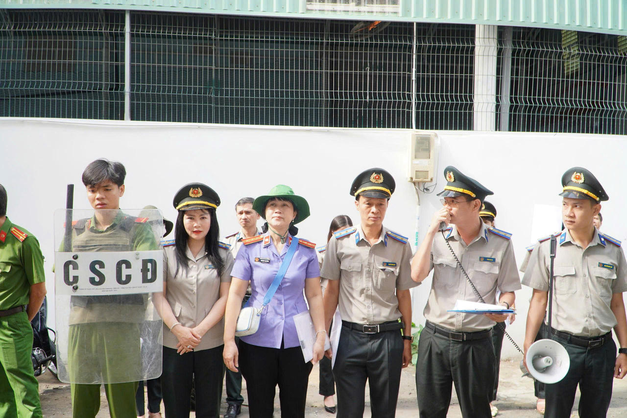Chấp hành viên Lê Thị Hường, thứ 2 từ trái qua