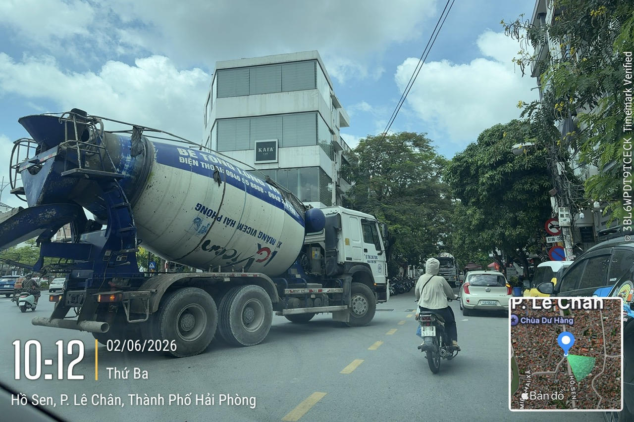 Khu vực đặt biển báo giao thông P.106a không hề bị che khuất.