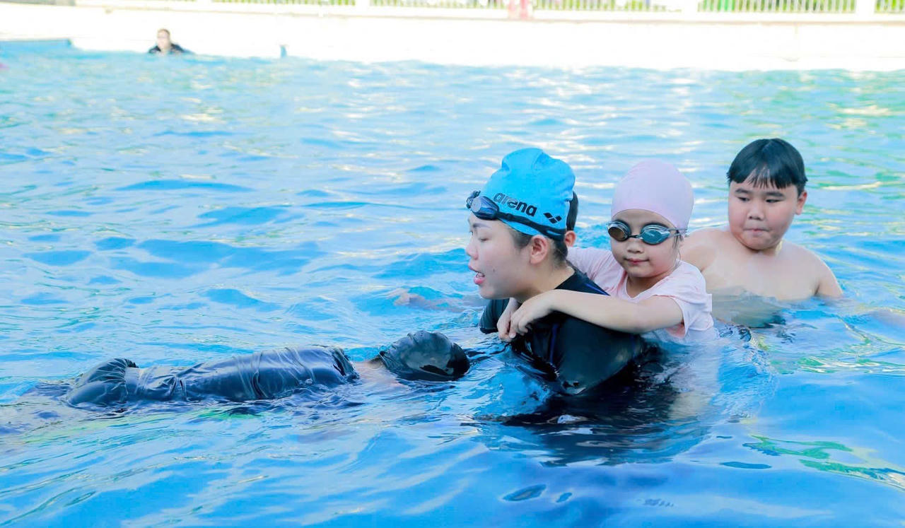 Học sinh được trang bị những kiến thức cần thiết về phòng chống đuối nước, kỹ năng xử lý tình huống khi gặp sự cố dưới nước.