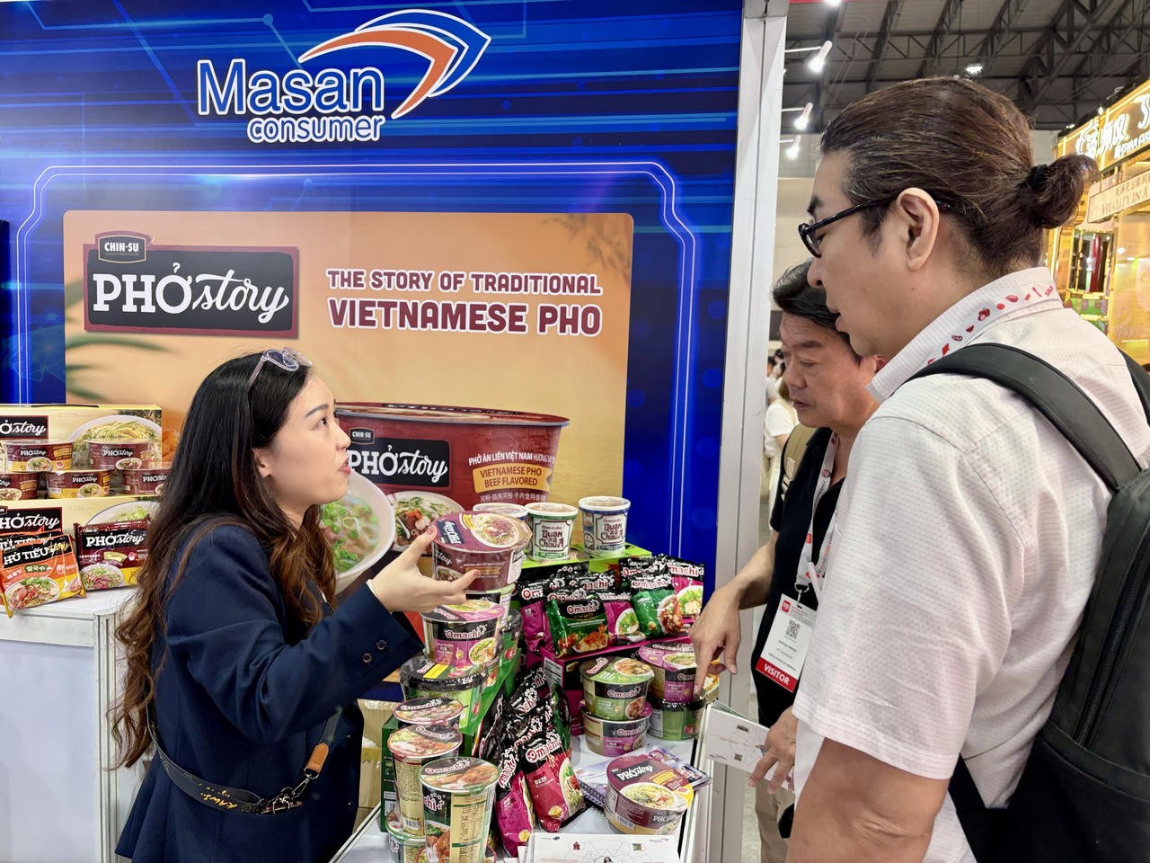 Khách Thái Lan tham quan gian hàng của&nbsp;Masan Consumer tại triển lãm.