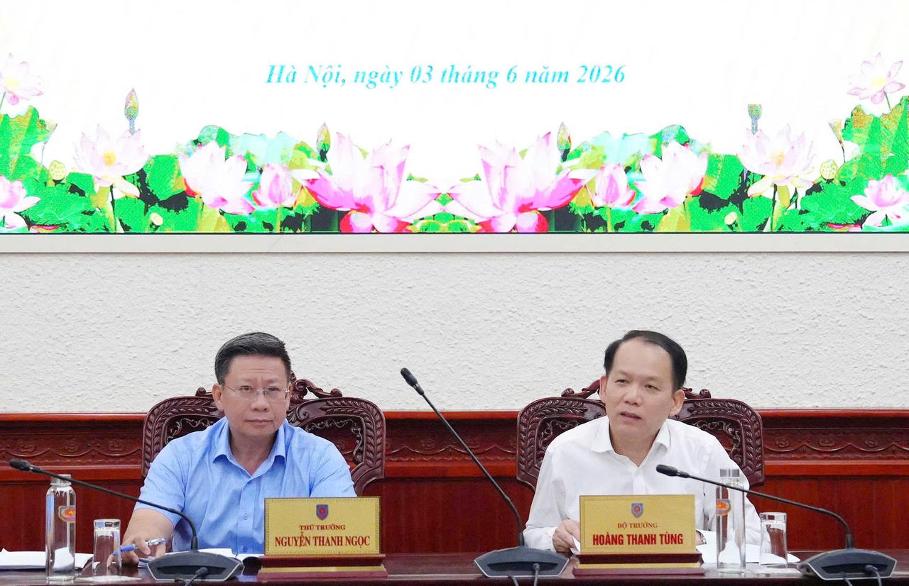 Bộ trưởng Ho&agrave;ng Thanh T&ugrave;ng v&agrave; Thứ trưởng Nguyễn Thanh Ngọc tại buổi l&agrave;m việc.