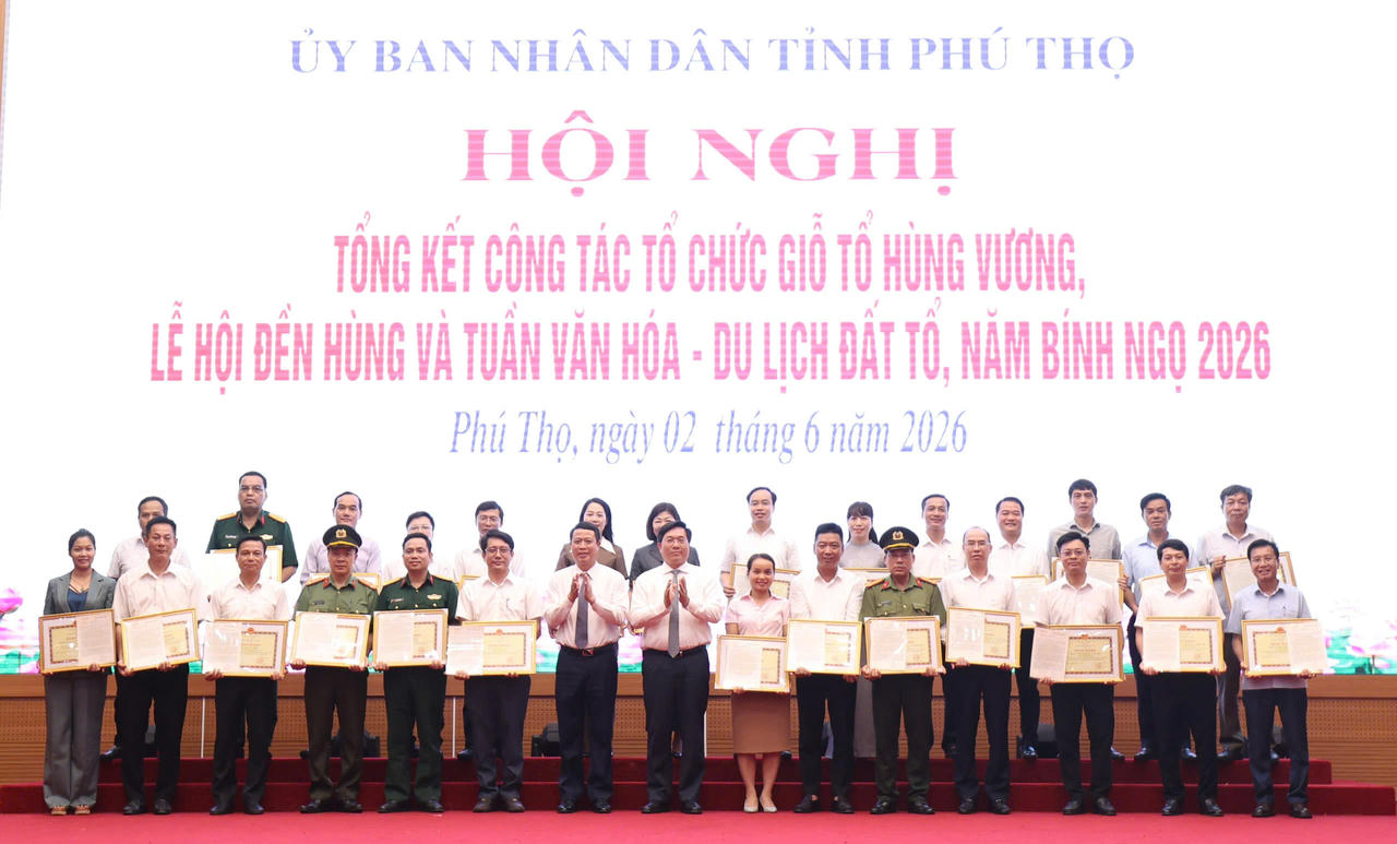 Chủ tịch UBND tỉnh Trần Duy Đông và Trưởng Ban Tổ chức Tỉnh ủy Bùi Đình Thi trao Thư khen và Bằng khen cho các tập thể có thành tích xuất sắc trong công tác tổ chức Giỗ Tổ Hùng Vương - Lễ hội Đền Hùng và Tuần Văn hóa - Du lịch Đất Tổ năm Bính Ngọ 2026.&nbsp;Ảnh: phutho.gov.vn