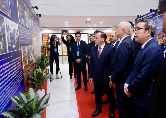 Các đại biểu tham quan triển lãm tại Hội nghị.
