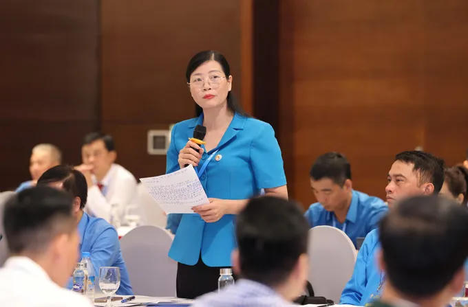 Bà Đặng Thị Kim Chung, Phó Chủ tịch LĐLĐ tỉnh Quảng Ninh nêu ý kiến. (Ảnh: V.Phúc)