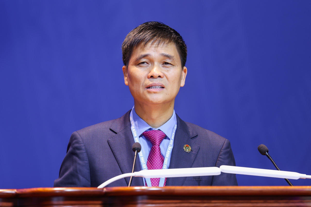 Phó Bí thư Thường trực Đảng ủy, Phó Chủ tịch Tổng&nbsp;Liên đoàn Lao động Việt Nam&nbsp;Ngọ Duy Hiểu trình bày tổng quát Báo cáo của Ban Chấp hành Tổng Liên đoàn Lao động&nbsp;Việt Nam khóa XIII trình Đại hội; định hướng nội dung thảo luận.