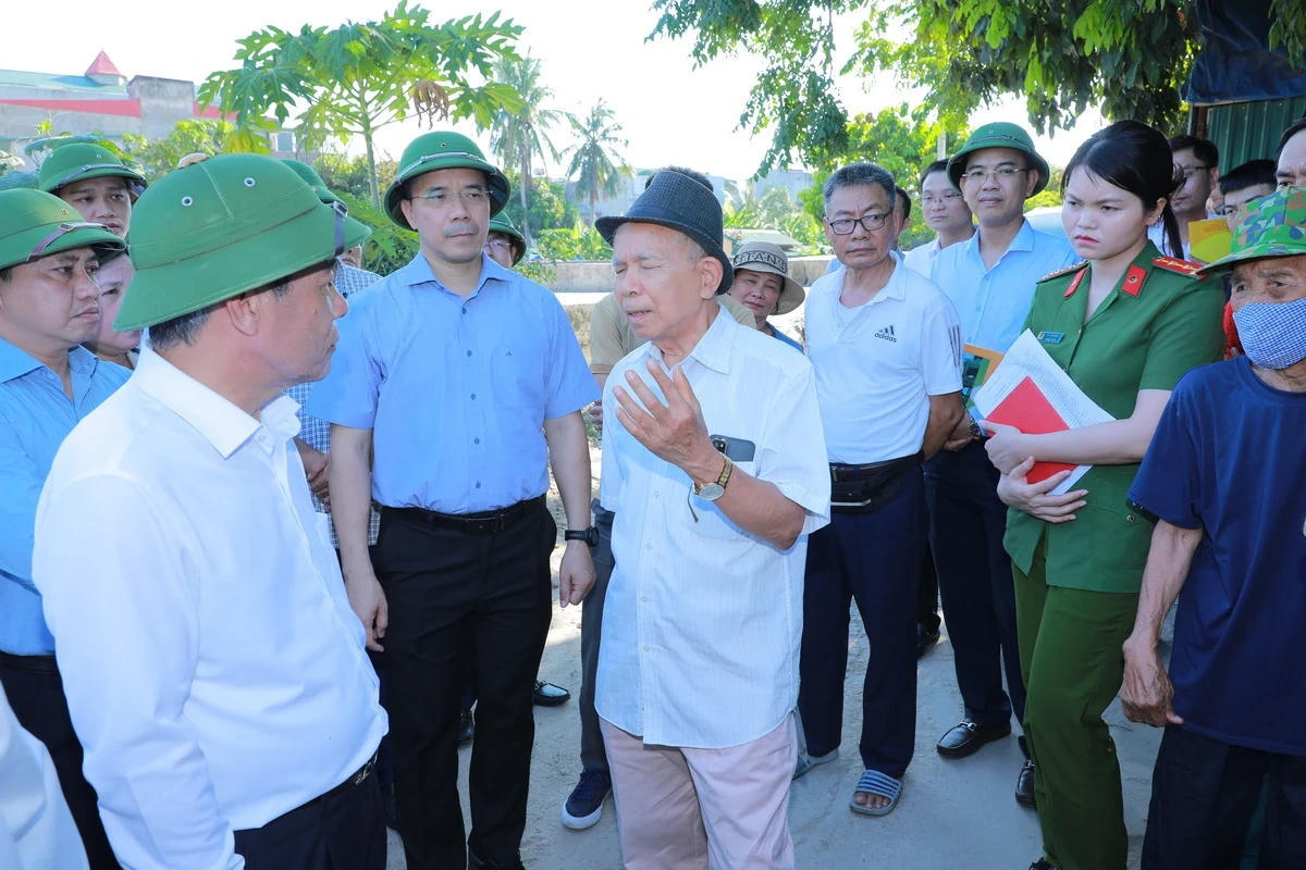 Bí thư Tỉnh ủy Thanh Hóa Lê Đức Thái lắng nghe ý kiến của người dân tại dự án khu đô thị mới ven Sông Hạc.