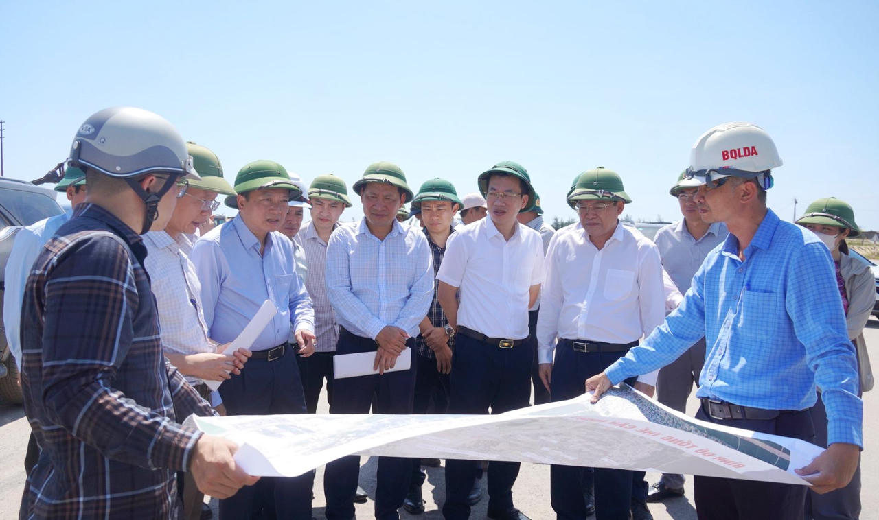 Chủ tịch UBND tỉnh Lê Hồng Vinh và Phó Chủ tịch UBND tỉnh Phan Phong Phú kiểm tra tiến độ Dự án thành phần 2 - Cầu Nhật Lệ 3 và đường hai đầu cầu.