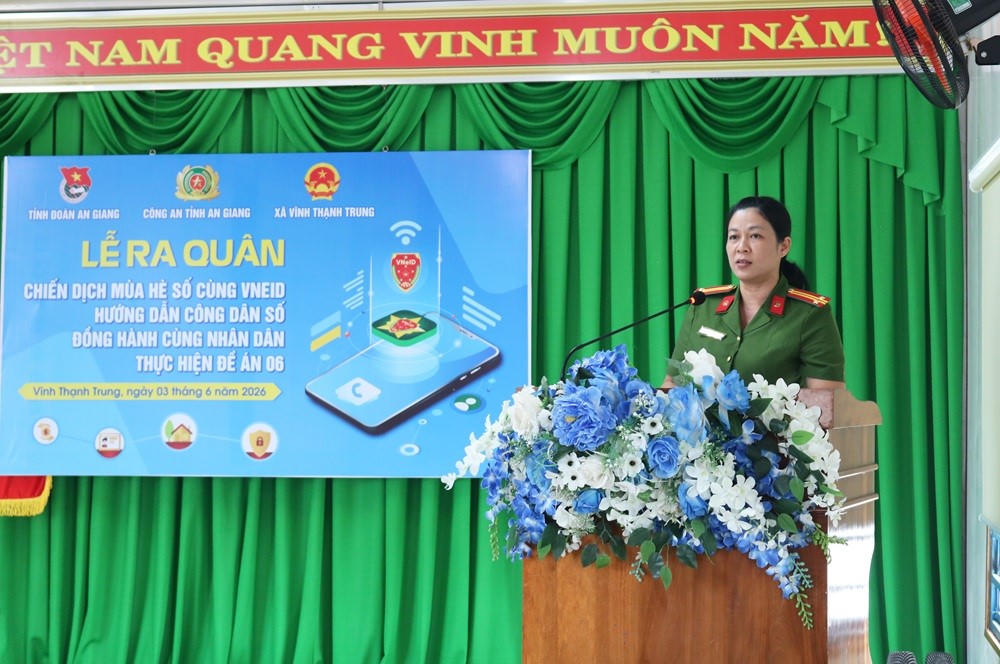 Trung tá Phạm Thị Thuý Hằng, Trưởng phòng Cảnh sát QLHC về TTXH Công an tỉnh phát biểu tại Lễ ra quân