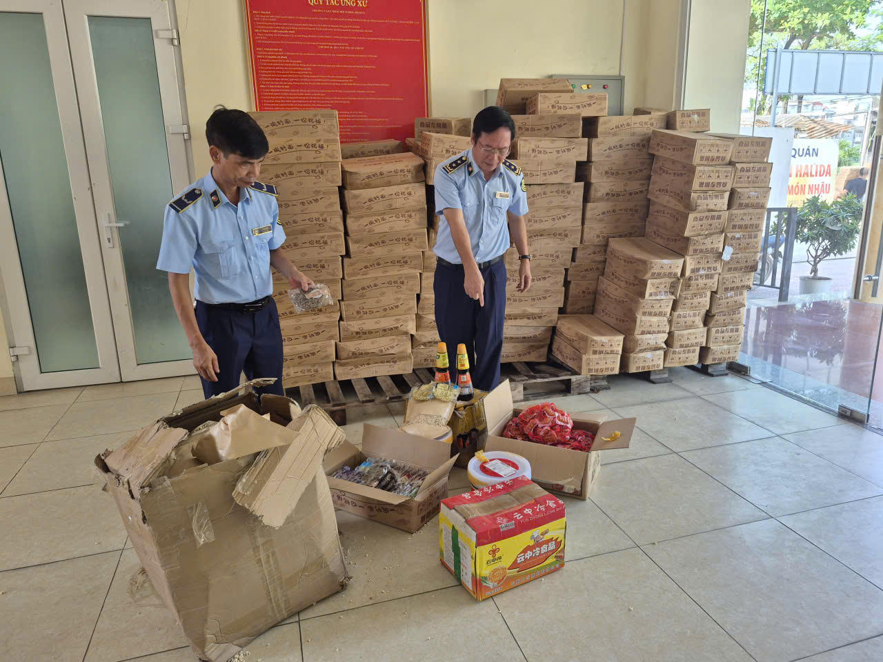 Thực phẩm nhập lậu bị lực lượng chức năng thu giữ.&nbsp;