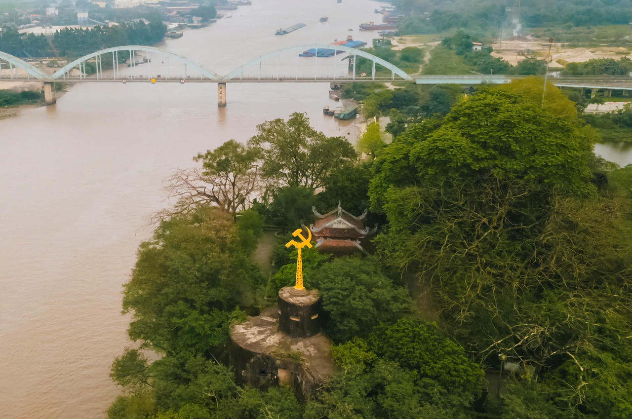Toàn cảnh Núi Non Nước, phường Hoa Lư, tỉnh Ninh Bình - nơi lưu giữ hệ thống văn bia Ma nhai với 43 bản văn khắc hiện còn trên vách núi. (Ảnh: Ngọc Linh)