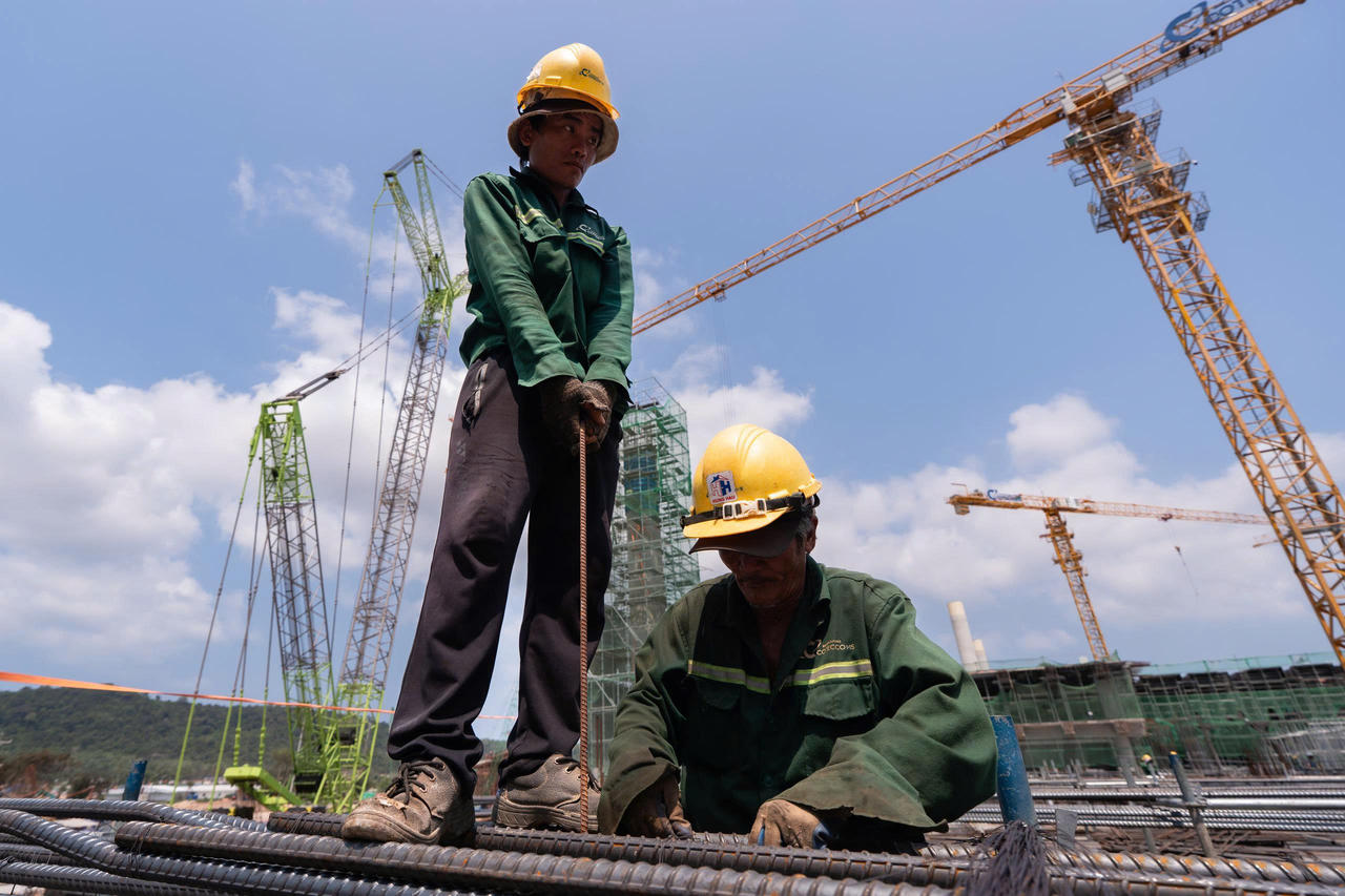 Công nhân tập nập thi công ngày đêm để kịp tiến độ công trình