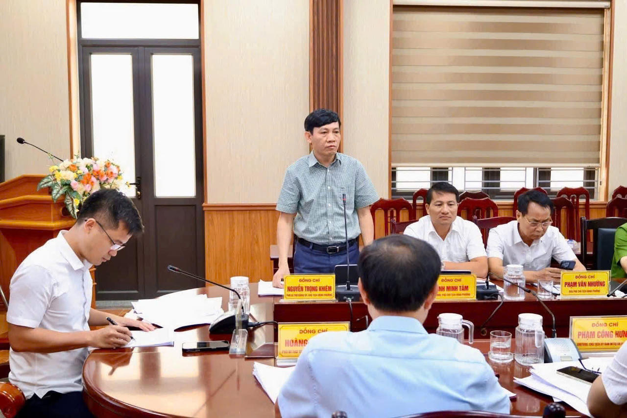 Ông Nguyễn Trọng Khiêm – Phó Bí thư Đảng ủy, Chủ tịch UBND phường phát biểu tại hội nghị.