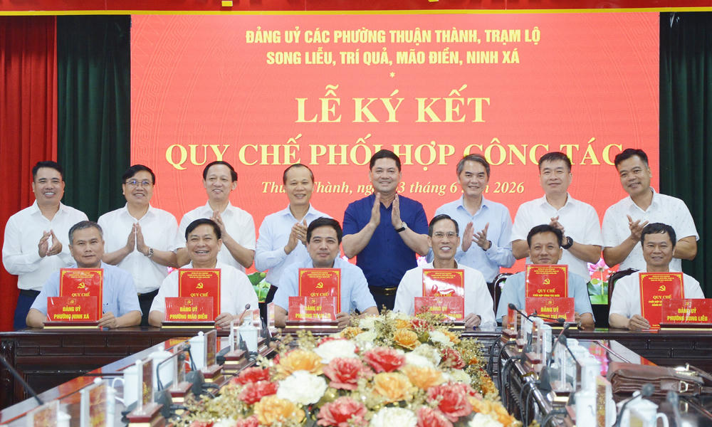 Các đồng chí lãnh đạo tỉnh chứng kiến nội dung ký kết Quy chế phối hợp công tác giữa 6 phường. 