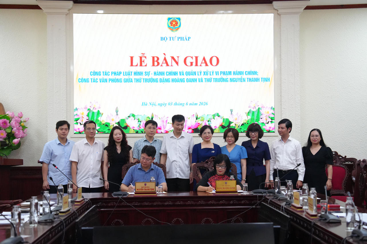 Thứ trưởng Nguyễn Thanh Tịnh và Thứ trưởng Đặng Hoàng Oanh ký biên bản bàn giao.