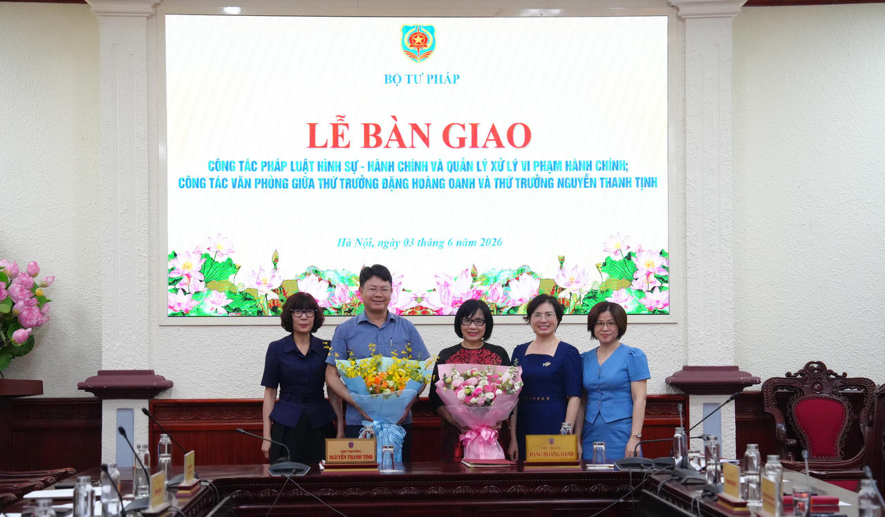 Lãnh đạo Cục Pháp luật hình sự - hành chính và quản lý xử lý vi phạm hành chính tặng hoa chúc mừng 2 Thứ trưởng.