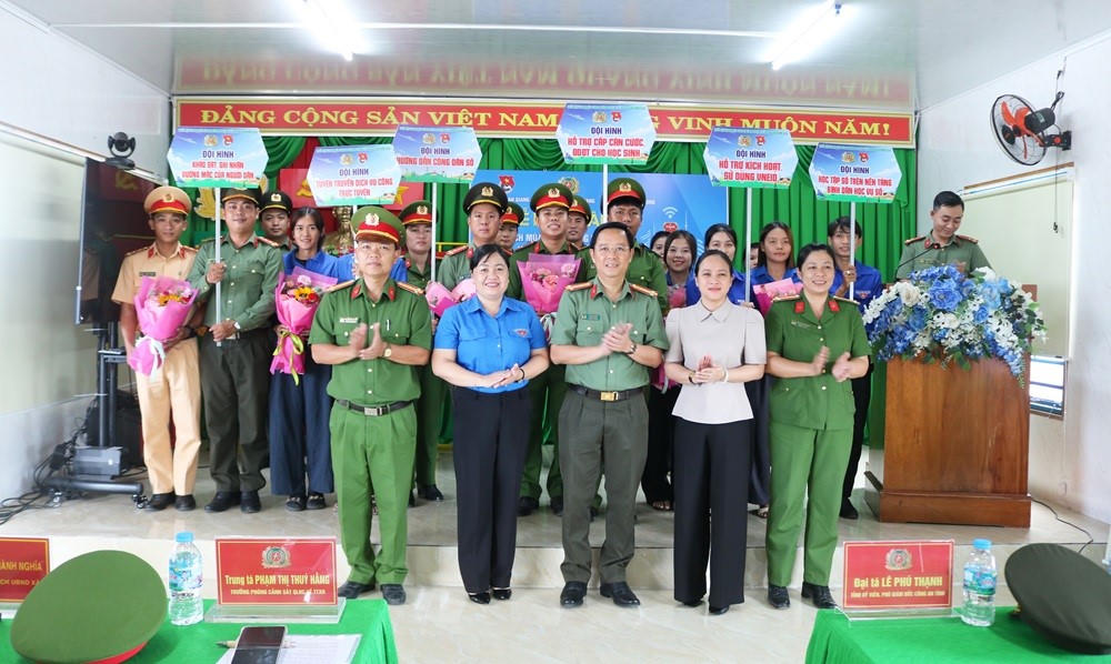 Ra quân “Chiến dịch mùa hè số cùng VNeID, hướng dẫn công dân số