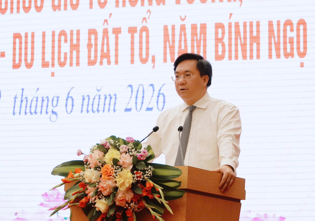 Chủ tịch UBND tỉnh Trần Duy Đông phát biểu tại hội nghị. Ảnh: phutho.gov.vn