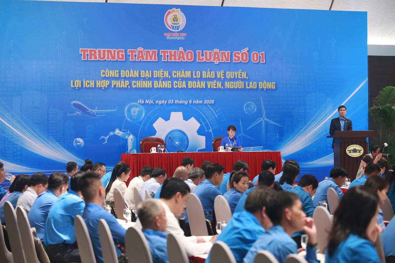 Ông Ngọ Duy Hiểu - Phó Chủ tịch Tổng LĐLĐ Việt Nam điều hành thảo luận tại Trung tâm thảo luận số 1 của Đại hội XIV Công đoàn Việt Nam. (Ảnh: PV)