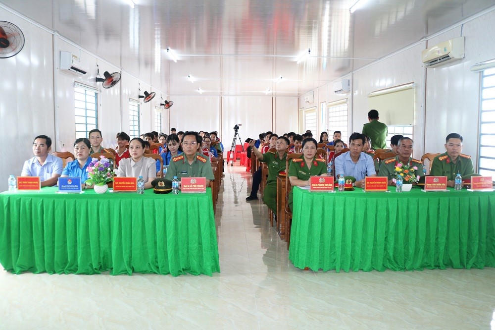 Đại biểu, đoàn viên thanh niên và học sinh tham dự Lễ ra Quân
