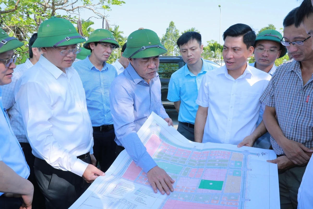Bí thư Tỉnh ủy Thanh Hóa Lê Đức Thái (áo xanh đang chỉ tay) kiểm tra các dự án tồn đọng, kéo dài trên địa bàn.