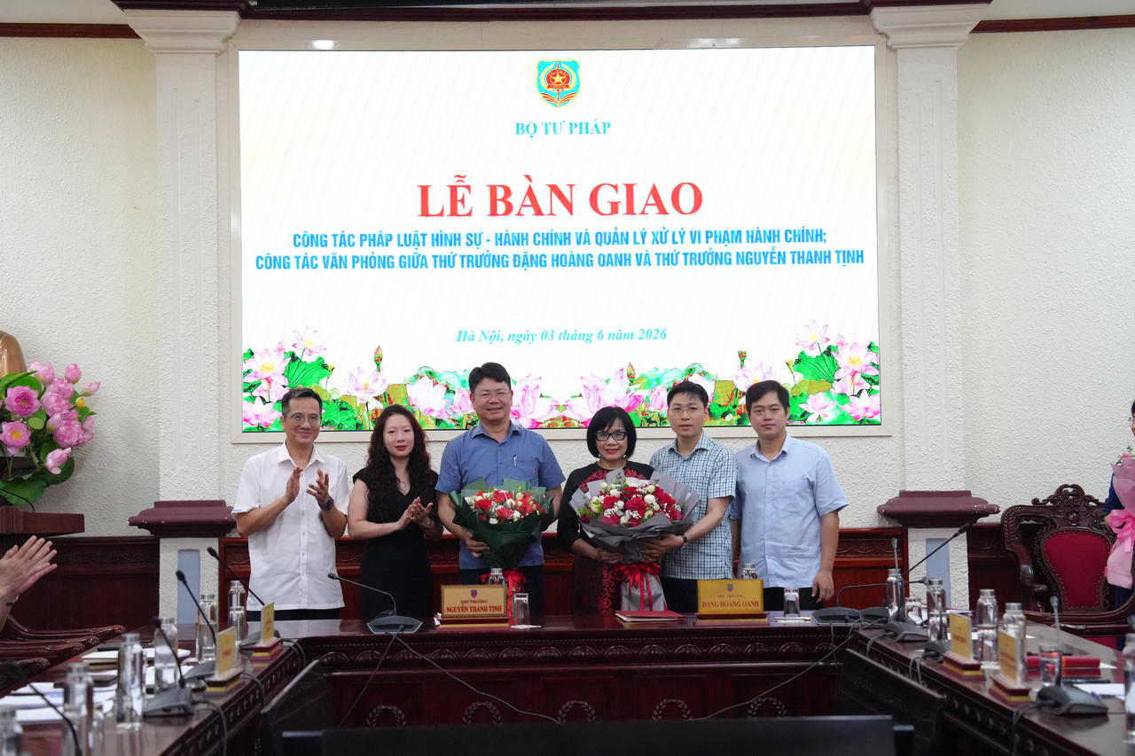 Lãnh đạo Văn phòng Bộ tặng hoa chúc mừng 2 Thứ trưởng.
