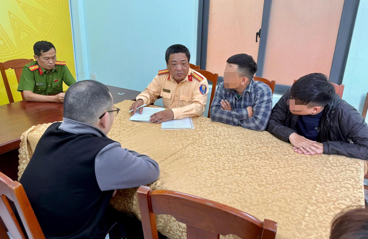 Công an phường Quy Nhơn tuyên truyền, nhắc nhở thanh thiếu niên. 