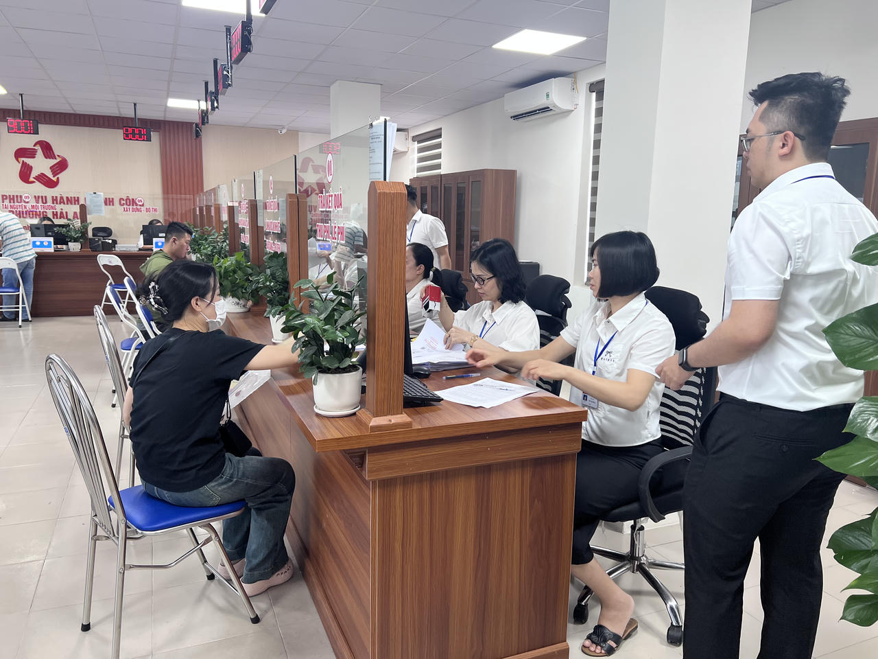 Thành phố đã hoàn thành tái cấu trúc 11 thủ tục thuộc lĩnh vực du lịch, đường bộ và hoạt động xây dựng; đồng thời tiếp tục nghiên cứu, đề xuất phương án đơn giản hóa đối với các thủ tục còn lại.