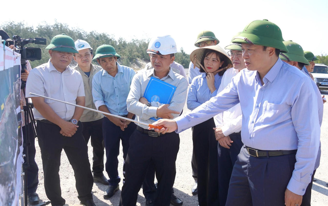 Chủ tịch UBND tỉnh Lê Hồng Vinh kiểm tra, chỉ đạo tại Dự án thành phần 1 - Đường ven biển.