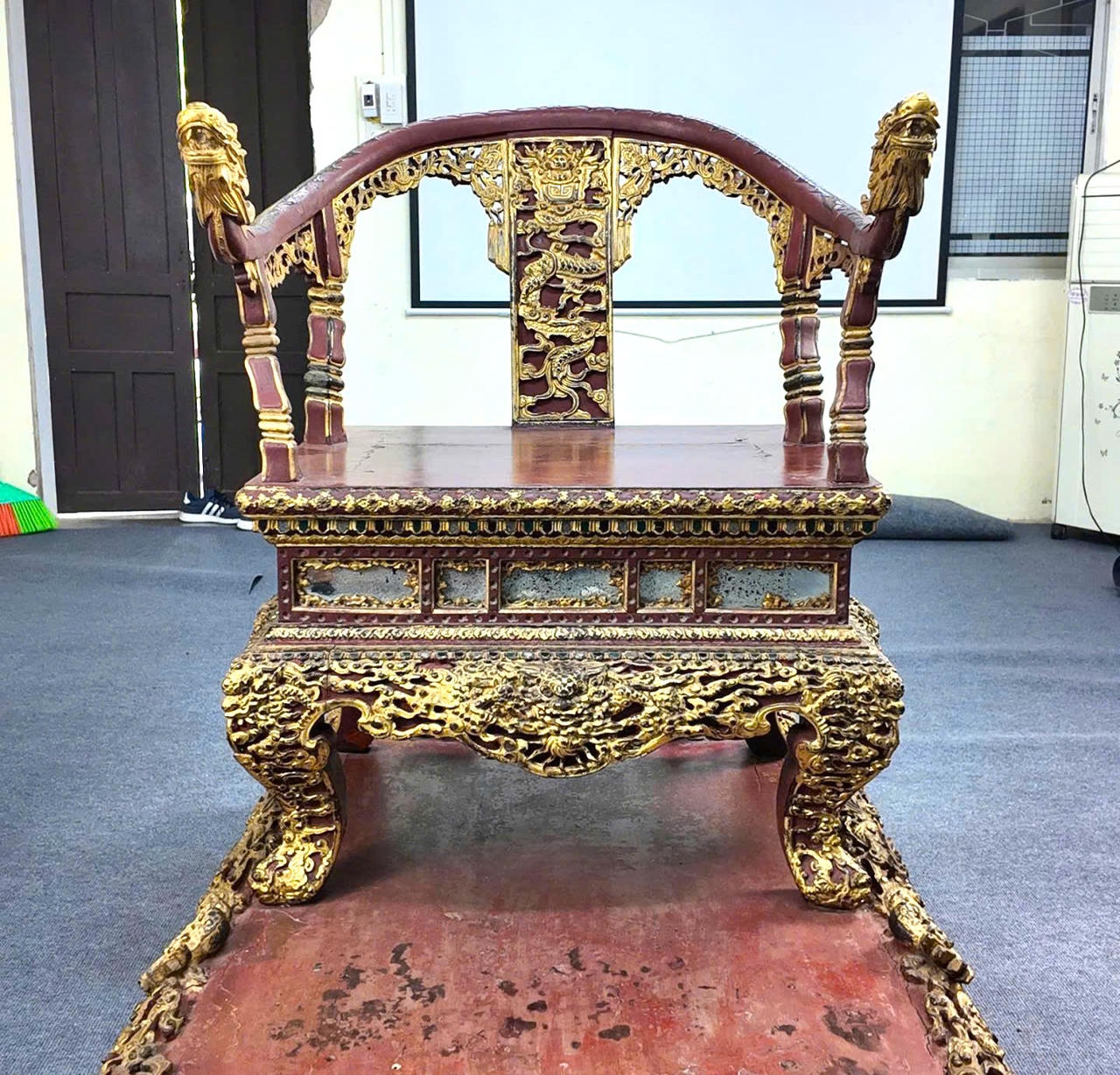 Ngai vàng triều Nguyễn sau khi bị khách tham quan bẻ gãy đã được phục chế lại nguyên trạng 
