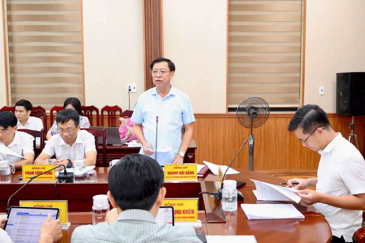Hoàng Hải Bằng – Phó Bí thư Thường trực Đảng ủy phát biểu tại hội nghị.